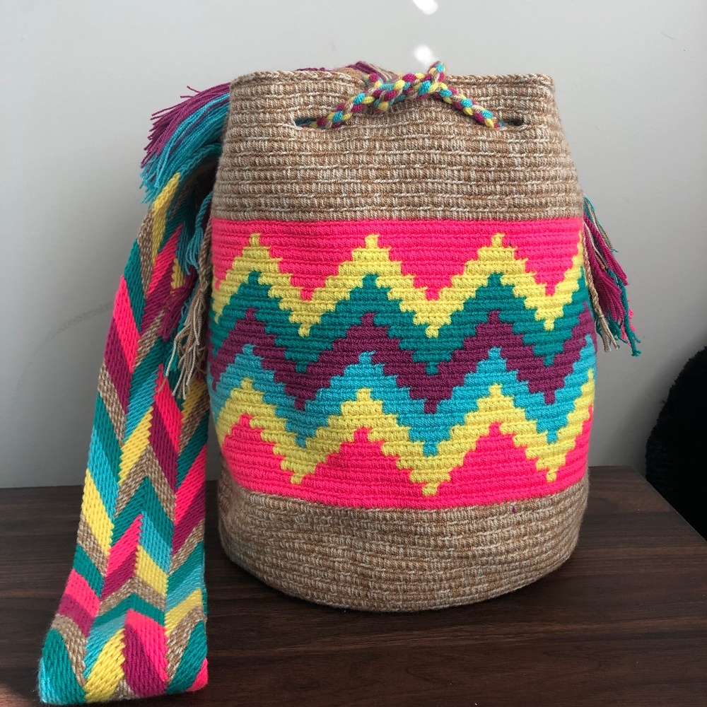 Authentic handmade Wayuu bag. Tan color and colorful decoration… - Picture 4 of 7